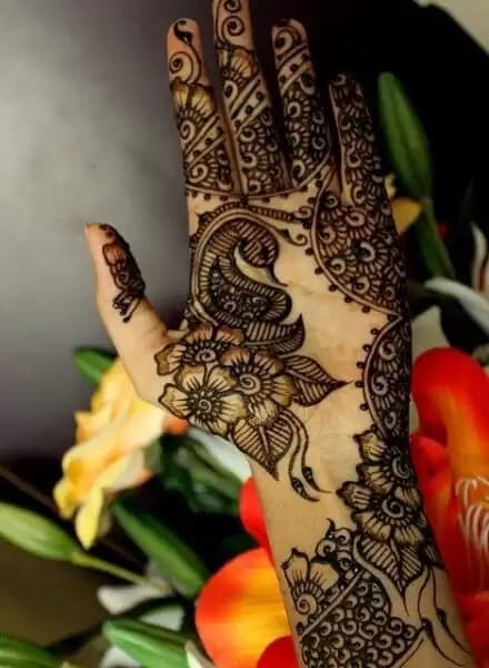 Un diseño mehndi árabe tradicional, aunque me encanta cómo se ha incorporado el pato. 