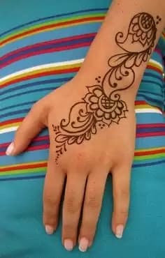 diseño mehndi niñas