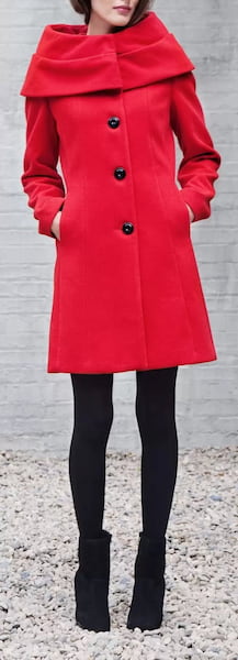 Abrigo rojo con medias y botas negras-https://croptop.net/ideas-para-lucir-un-blazer-estampado
