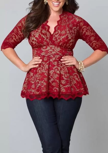 Blusa roja de encaje con jeans-Outfits para Mujeres de 40 Años