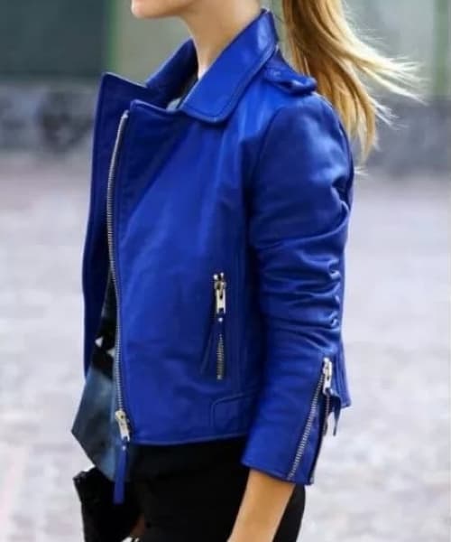 chaqueta de cuero azul Combínalo con una cola de caballo alta