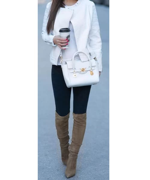 chaqueta de cuero blanca con unas botas beige y un bolso blanco
