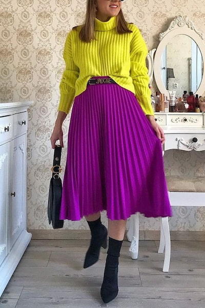 Falda plisada con cuello alto grueso amarillo Outfits con falda morada 25