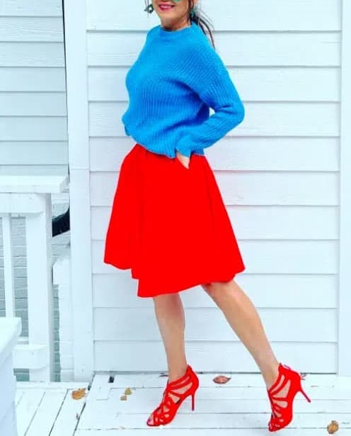 Falda roja con suéter azul-faldas rojas cortas