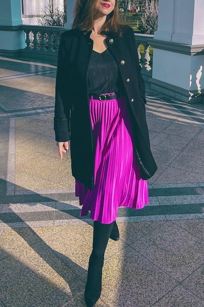 Impresionante falda con un abrigo negro y botas Outfits con falda morada 6