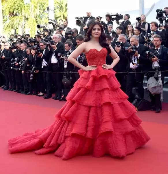 Look de alfombra roja de Aishwarya Rai-Celebridades cómo Llevar un Vestido Rojo
