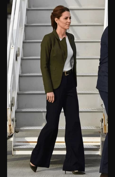 Kate Middleton blazer verde oliva, blusa blanca, pantalones azul marino de pernera ancha