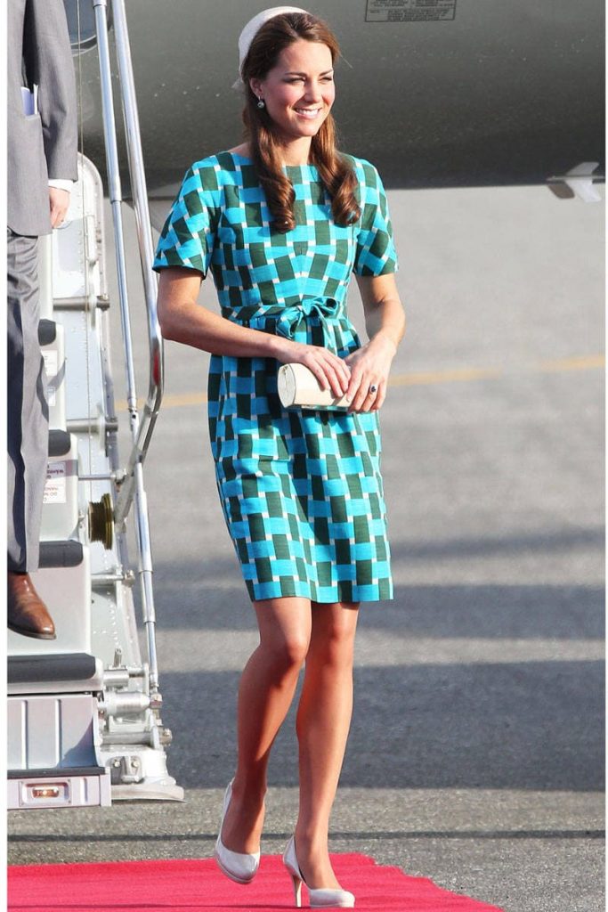 Kate Middleton vestido de Chanel hasta la rodilla combinado con zapatos de tacón blancos, sombrero
