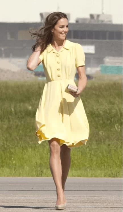 Kate Middleton vestido amarillo, completo con botones redondos en la parte delantera, un lindo cuello y mini mangas abullonadas