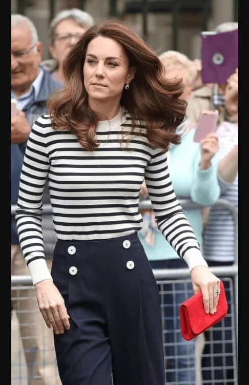 Kate Middleton blusa de rayas blancas y negras, pantalones azul marino