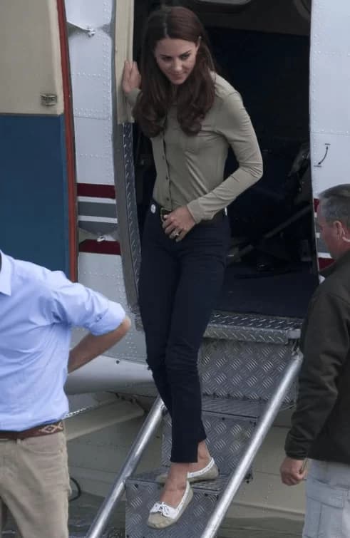 Kate Middleton náuticos, jeans de lavado oscuro y una blusa verde oliva con botones