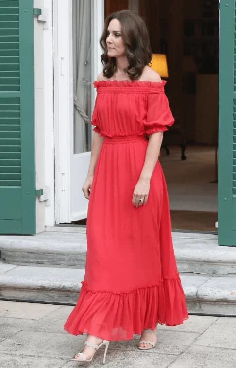 Kate Middleton vestido rojo largo con los hombros descubiertos y tacones nude