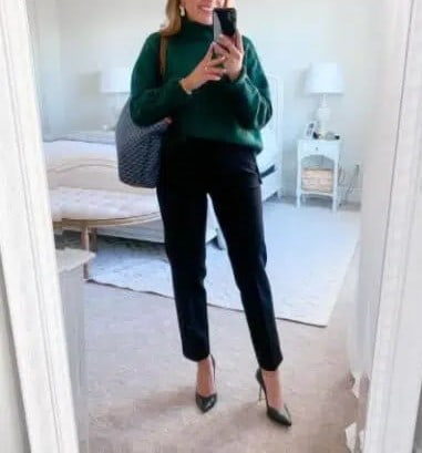 Pantalón negro y suéter verde-Outfits de Invierno para la Oficina