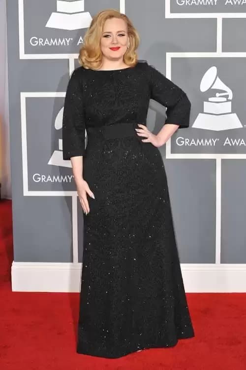 Adele con vestido estampado de lentejuelas