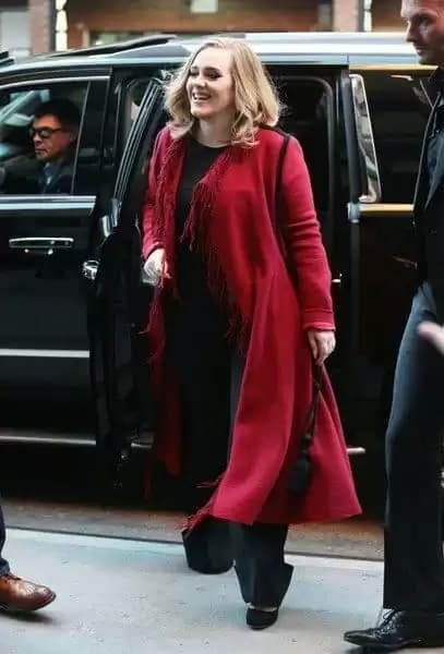 Abrigo rojo con flecos