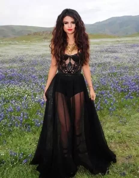 Selena Gomez vestido negro elegante