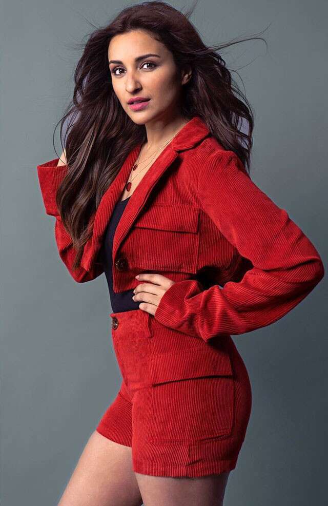 belleza de chaqueta corta en pana roja