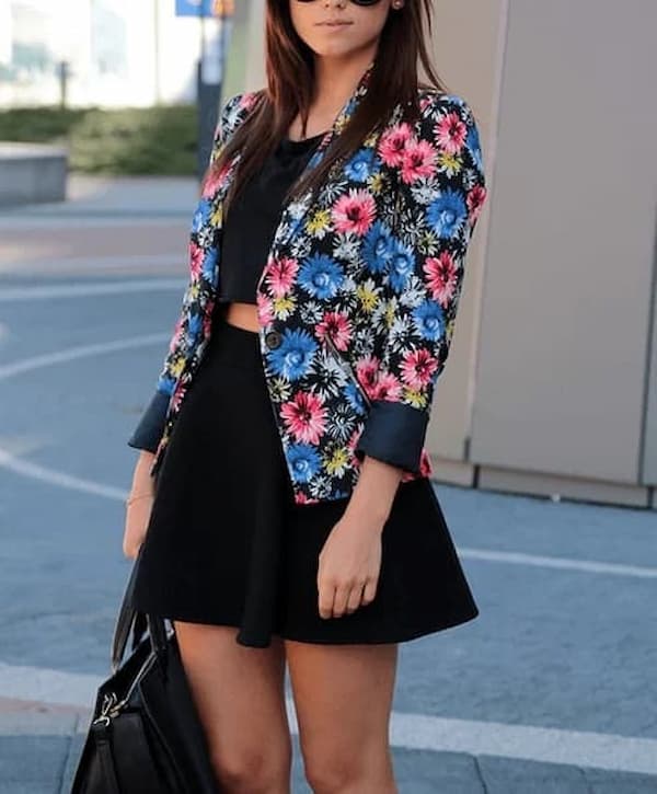 Falda y chaqueta negra con flores