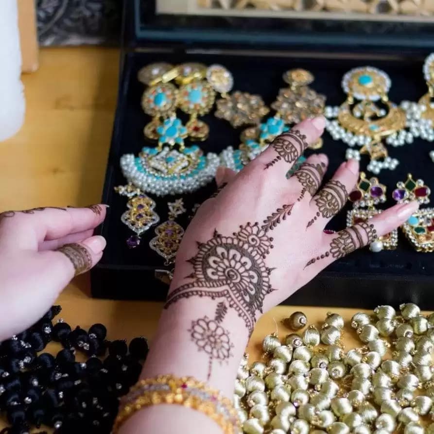 Diseños de henna en el dorso de las manos