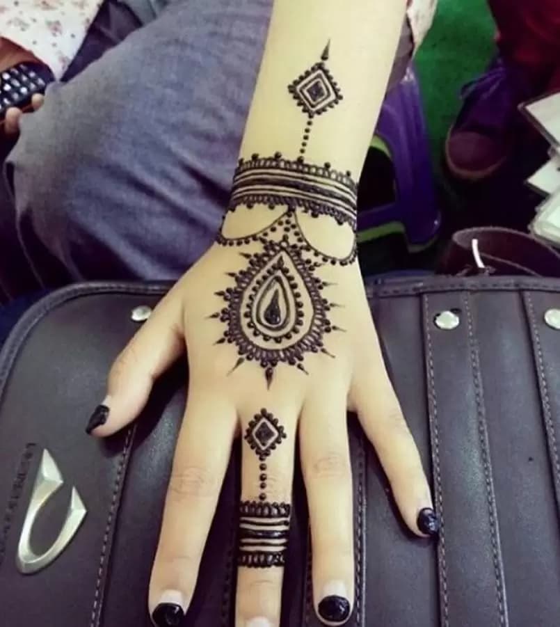 Pequeños tatuajes de henna