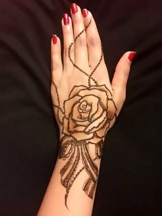Diseño de rosa de henna