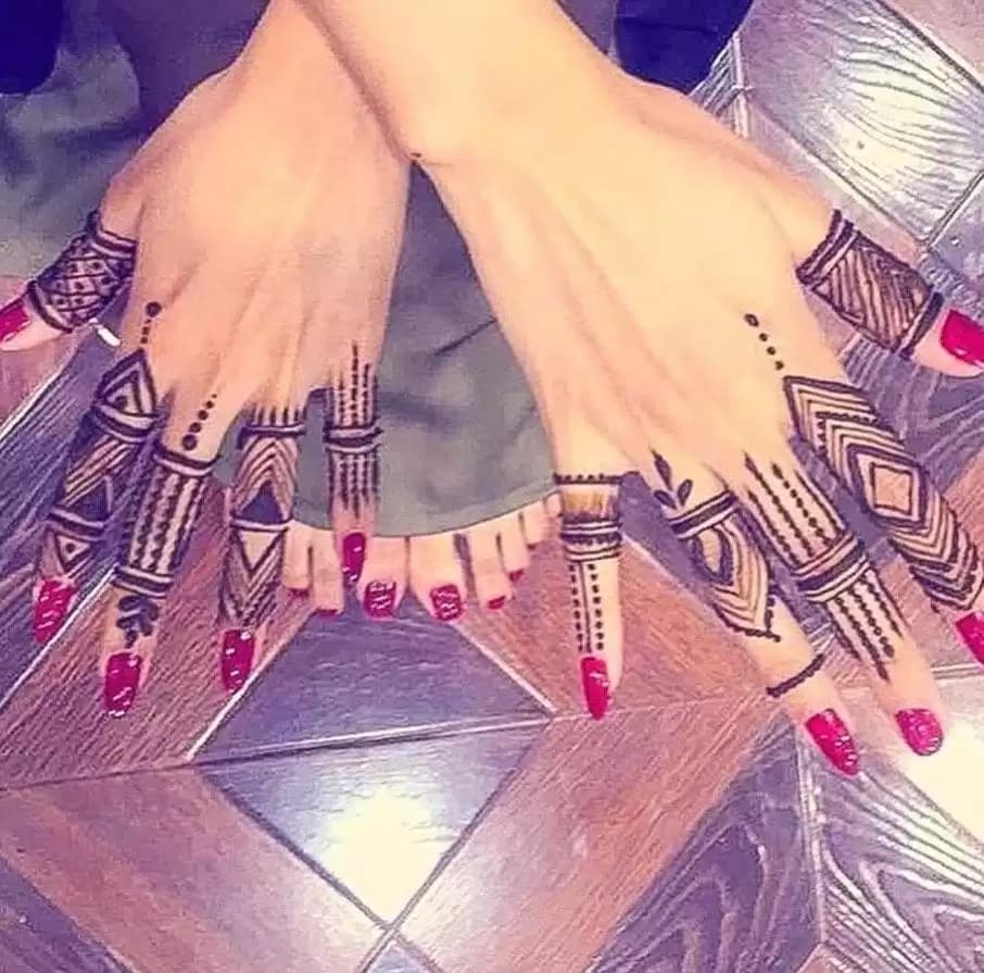 Tatuaje geométrico de henna