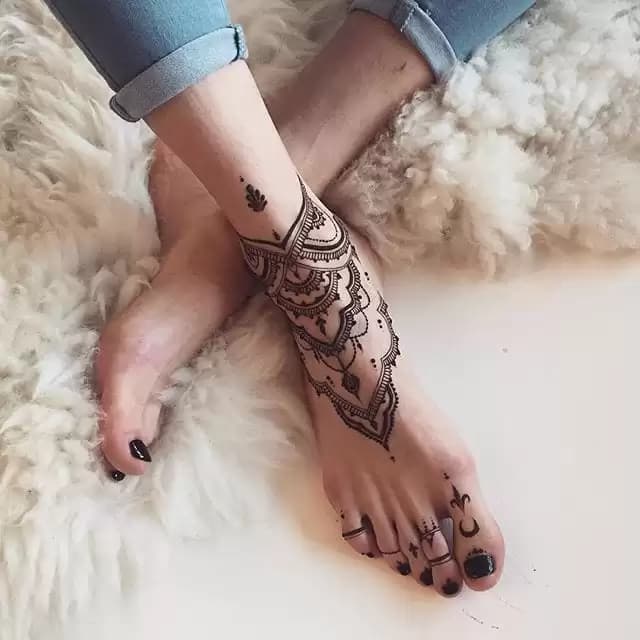 Tatuaje de henna en el dedo del pie