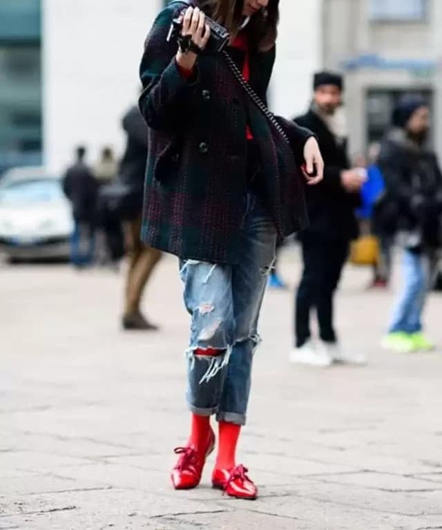 gorro rojo, un top, unos leggings y unos zapatos