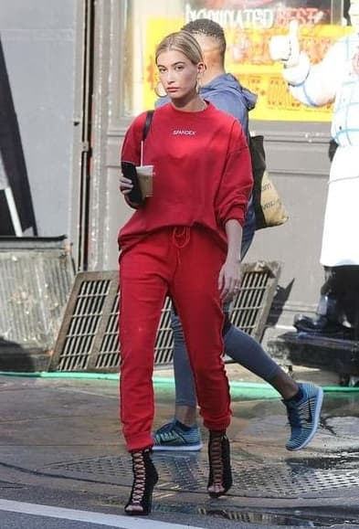 outfit Jagger y suéter del mismo color