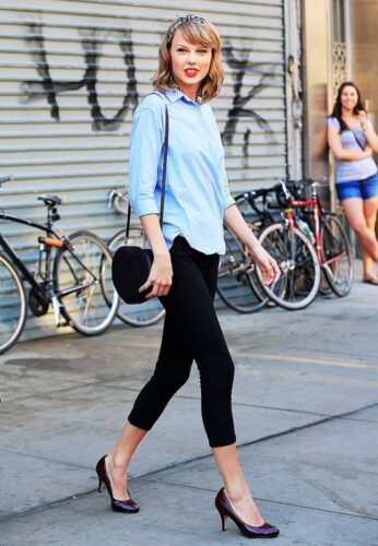 pantalon negro y blusa azul Taylor Swift